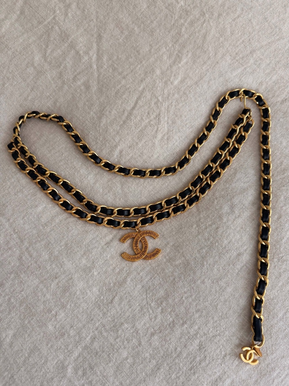 🖤CHANEL Black and Gold Leather-Interwoven Chain Belt with CC Motifs💛 - Picture 3 of 14